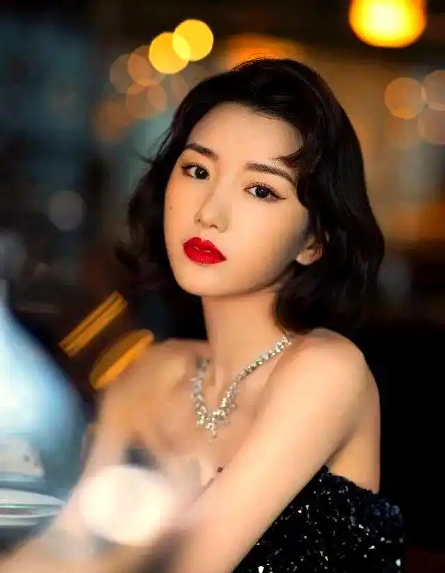 女明星齐肩卷发_齐肩短发造型潮流_章子怡齐肩短发